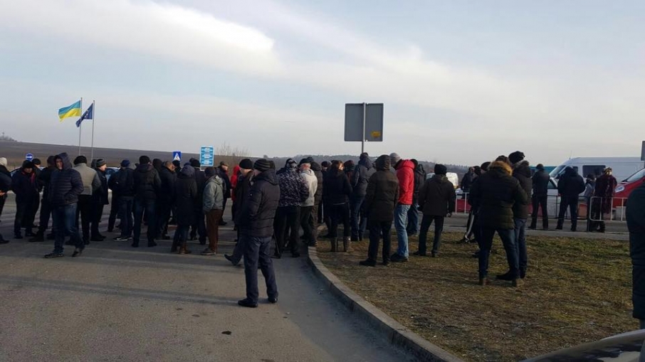 Мітингувальники перекрили дороги до двох пунктів пропуску на Львівщині