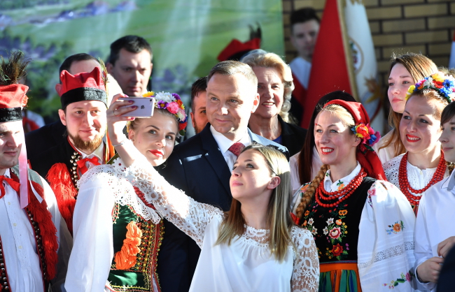 Президент Польщі заявив, що пишається введенням програм для сімей