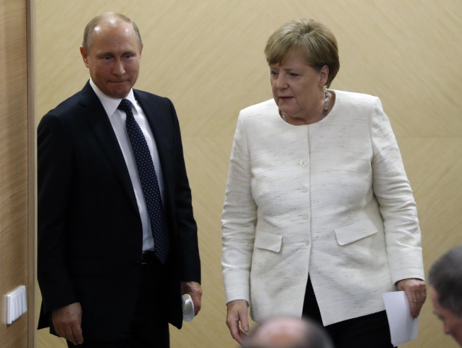 Путін запевняє Меркель, що збереже транзит газу через Україну
