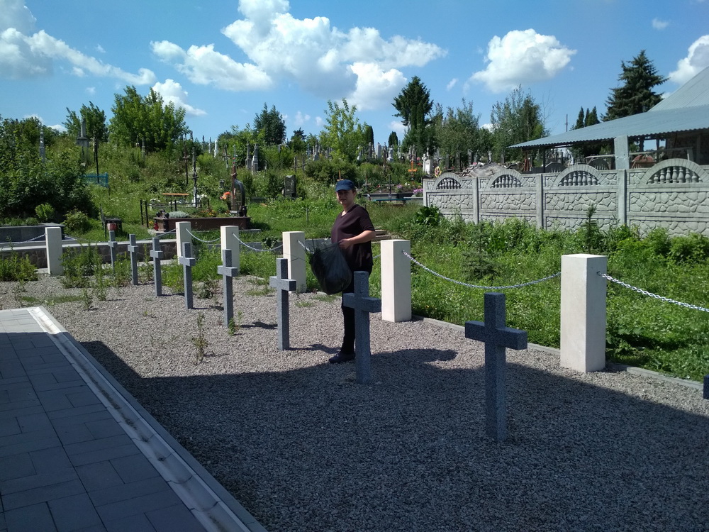 На території військового кладовища у Зборові проведено прибирання