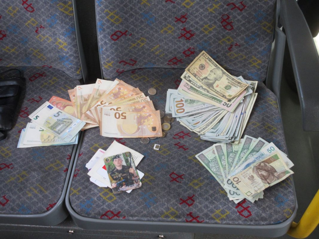 Українцю повернули сумку з грошима, загублену в автобусі у Вроцлаві