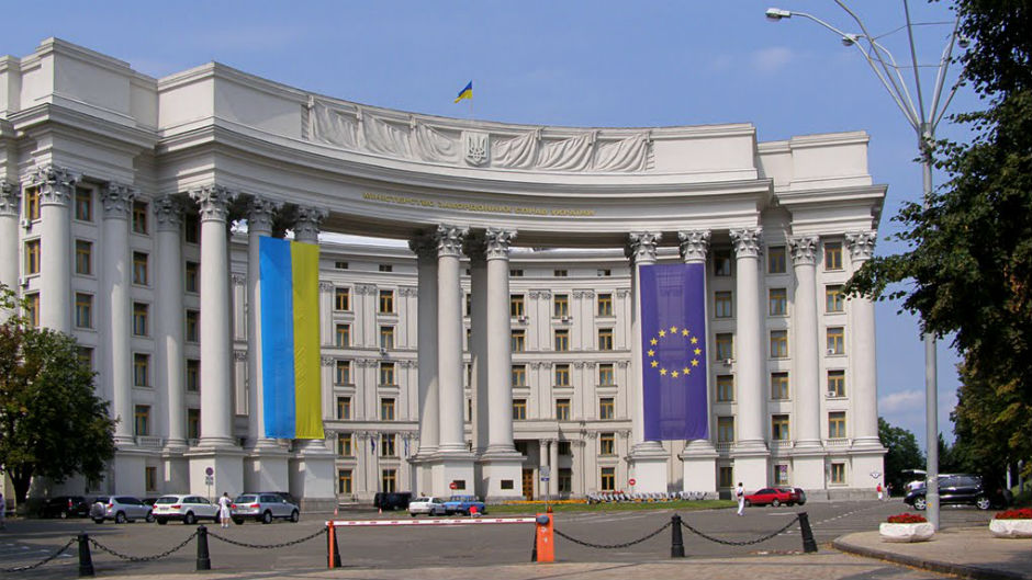 Чому українські консульства за кордоном ігнорують своїх громадян?