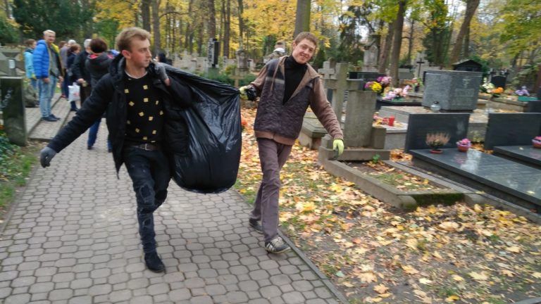 Українська громада у Варшаві прибирала могили воїнів УНР