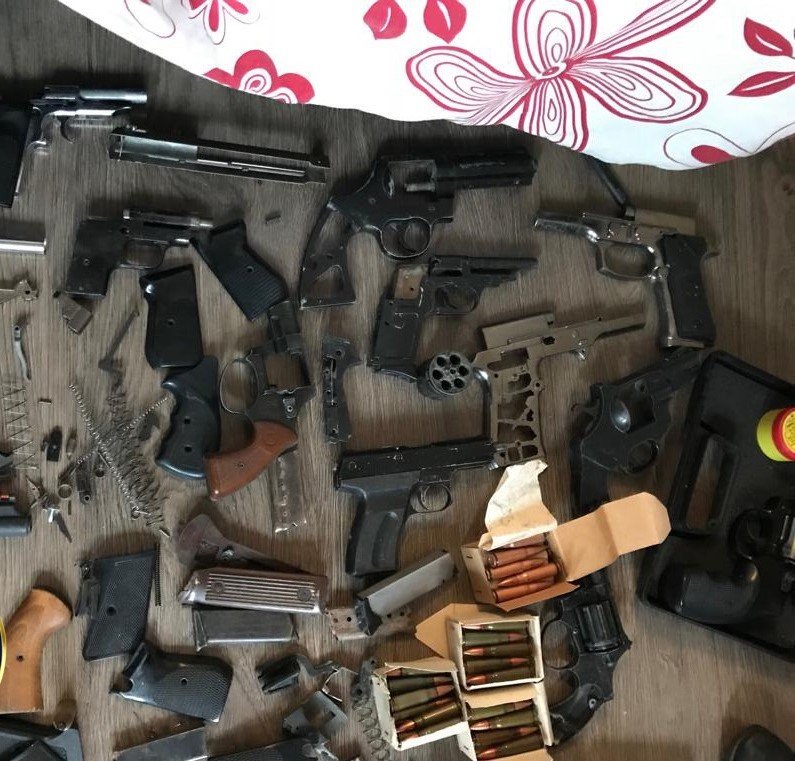 СБУ затримала у Львові групу торговців зброєю