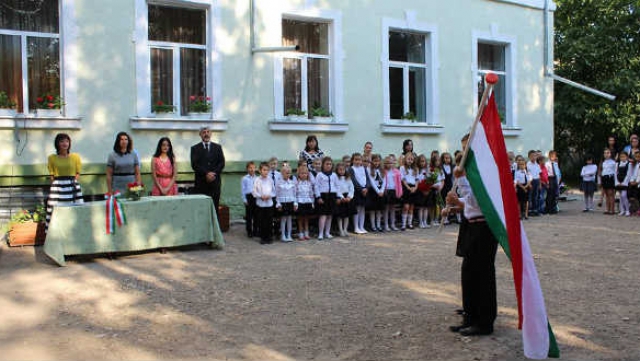 Угорський уряд виділив закарпатським освітянам майже 5 млн доларів