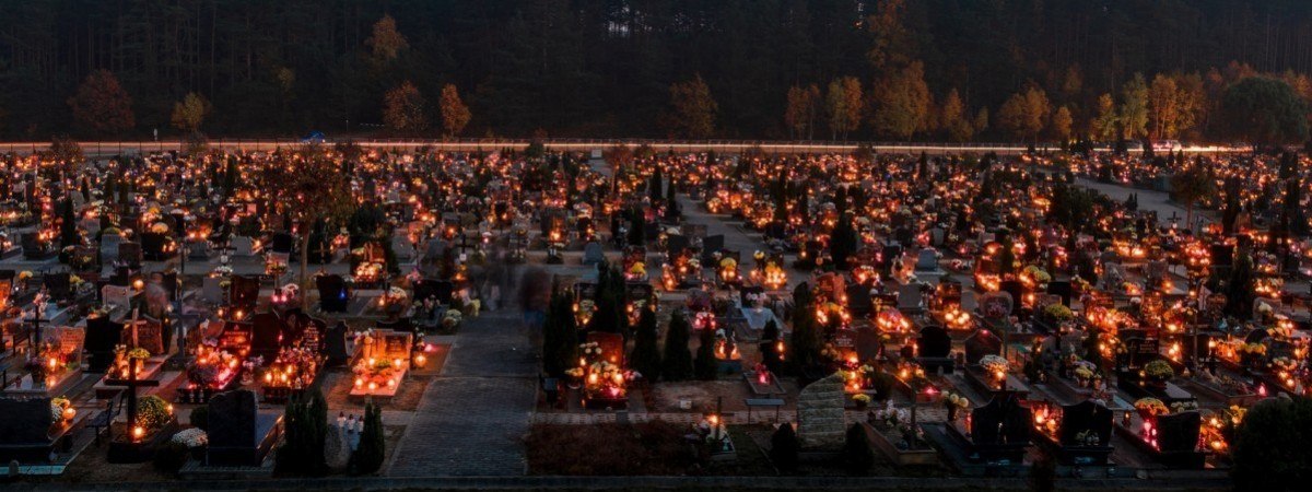 Тисячі запалених свічок: в Польщі відзначають День всіх святих (відео)