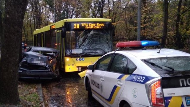 Львівська поліція розшукала водія авто на польських номерах, який втік після ДТП з автобусом