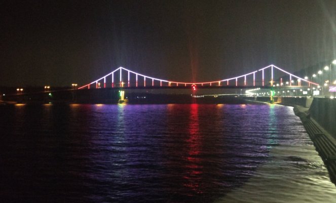 Парковий міст у Києві підсвітили національними кольорами Польщі