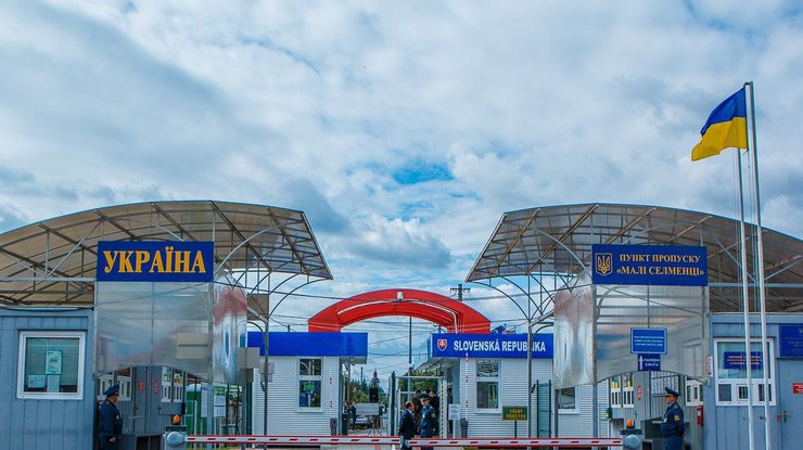 Кордон Україна-Польща. Є дані про найбільш завантажені пункти пропуску та пасажиропотік за рік