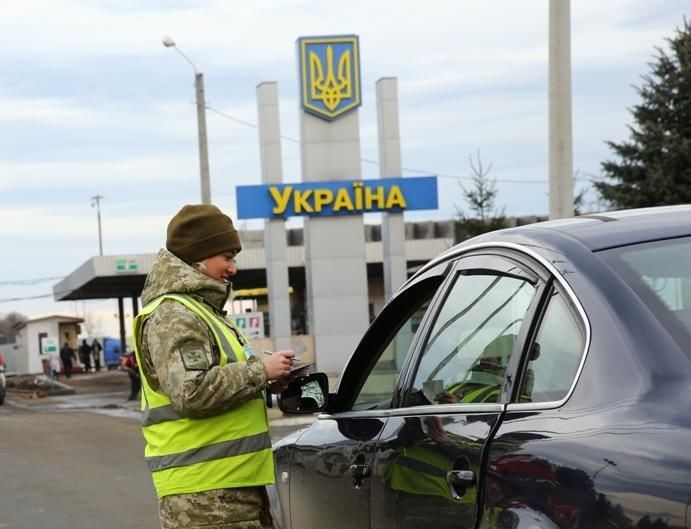 Украинцам рекомендовали временно не ездить на авто в Польшу