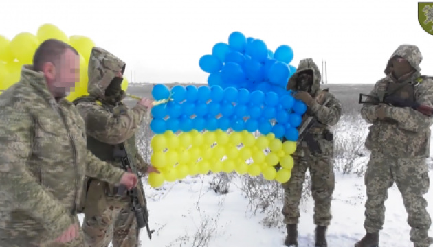 Над оккупированным Донбассом взвился желто-голубой флаг из воздушных шариков (видео)