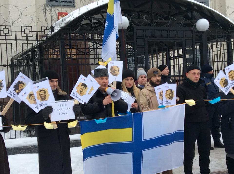 Акция в поддержку украинских военнопленных моряков под посольством РФ в Киеве