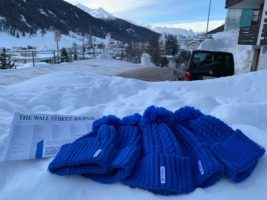 Кандидат в президенты Украины опозорился, набрав в Давосе бесплатных шапок (фото, видео)