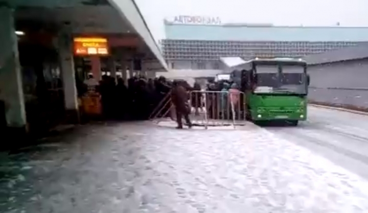 Журналист показал, как толпа жителей Луганска ездит к «фашистам»
