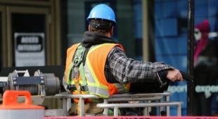 93% українців, які працевлаштовуються за кордоном, працюють в сфері фізичної праці 93% українців, які працевлаштовуються за кордоном, працюють в сфері фізичної праці