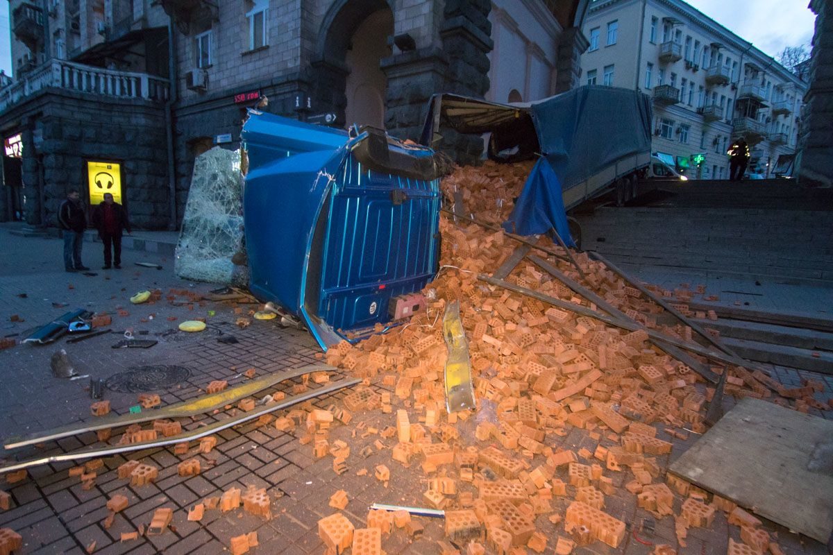 В центре Киева фура с кирпичами перевернулась на тротуаре напротив мэрии