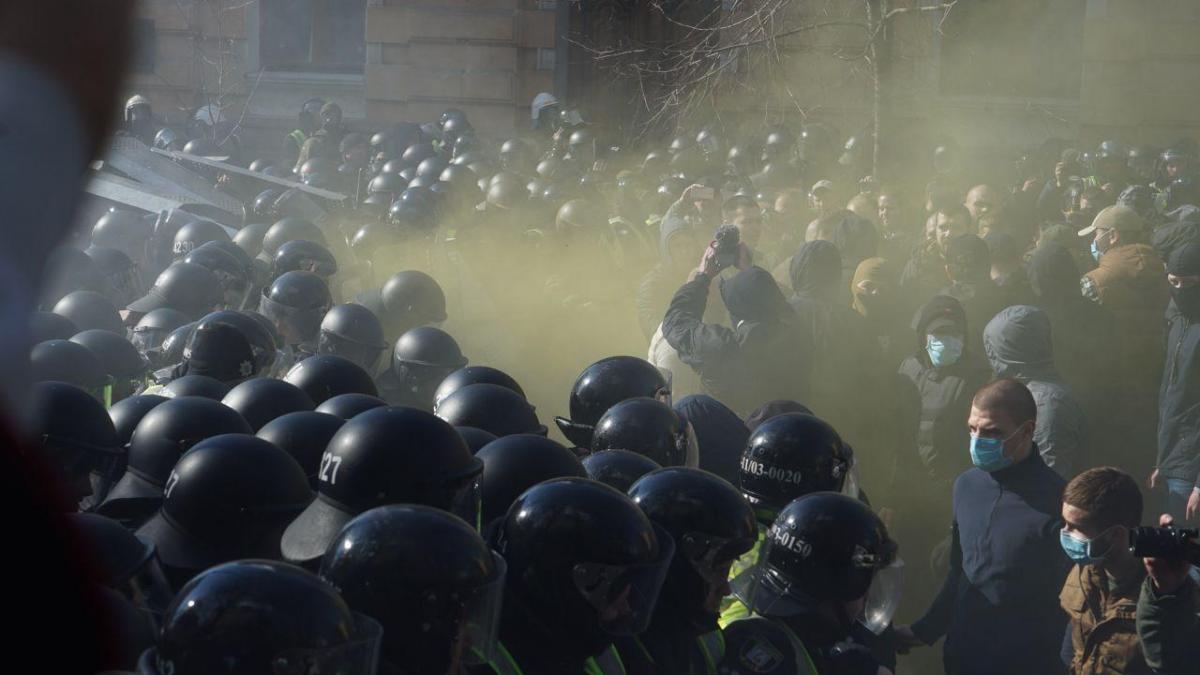 Возле Администрации президента произошли столкновения активистов Нацкорпуса и правоохранителей