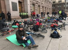 У центрі Києва під дверима КМДА велосипедисти влаштували "лежачий протест" (фото)