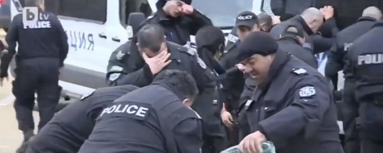 Поліціянти направили сльозогінний газ на себе (відео)