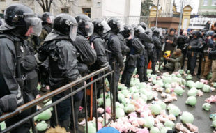 "Нацкорпус" сходив під АП, закидав будівлю свинями