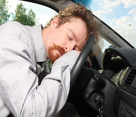 У Вроцлаві п’яний чоловік вламався до чужого авта, бо… хотів в ньому поспати