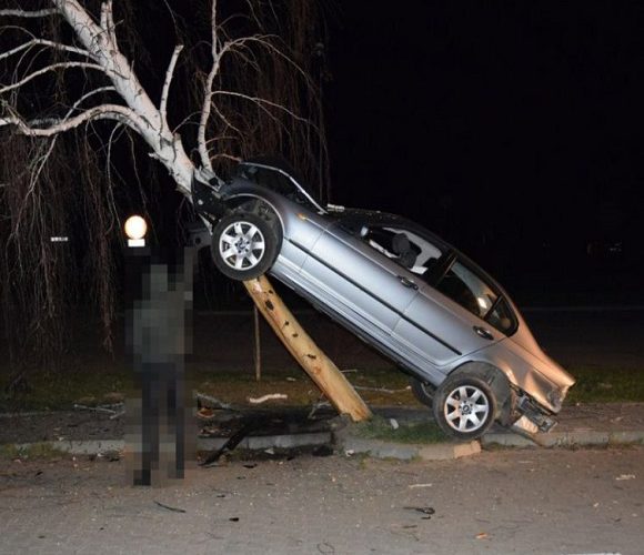 В Польщі водій виїхав на дерево: є 4-ро поранених