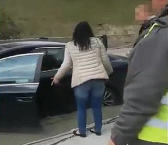 У Сілезії горе-водійка заїхала автівкою на свіжий бетон (відео)