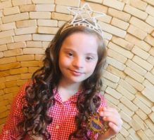 Девочка из Винницы с синдромом Дауна завоевала корону на международном конкурсе красоты