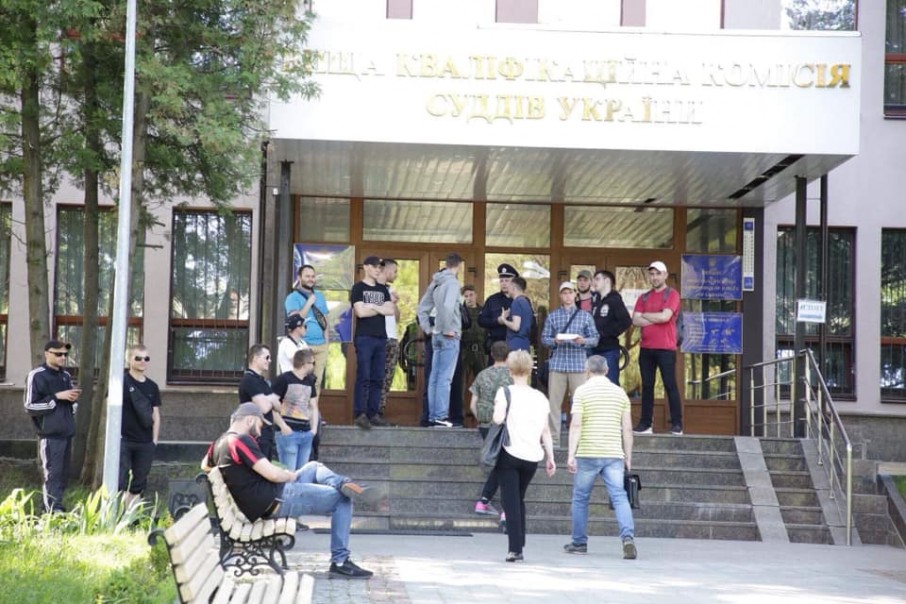 Будівлю Комісії суддів у Києві оточили невідомі: робота заблокована