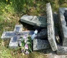 В Болеславці затримали двох вандалів, які нищили хрести на кладовищі