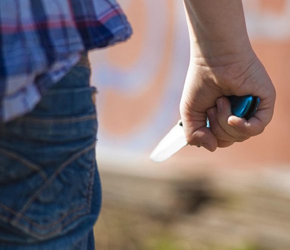 Шок! 7-річний школяр в Рибніку приніс до школи ніж і погрожував учням