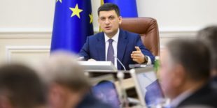 Ями на дрогах: Гройсман пожалівся, що вже змінив два колеса (відео)