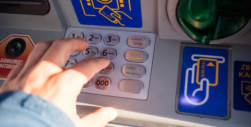 Українці можуть перераховувати гроші на Батьківщину без відкриття банківських рахунків