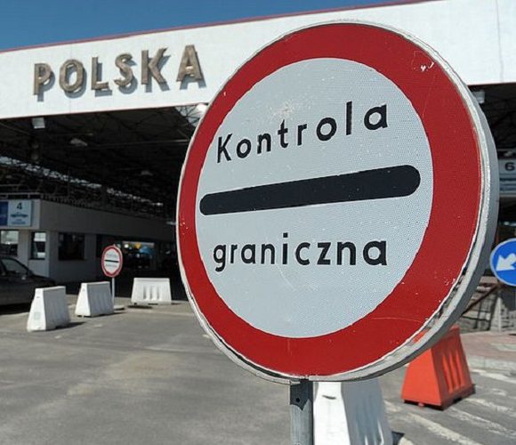 Троє іноземців перетнуло кордон з Польщею, їдучи… під машиною