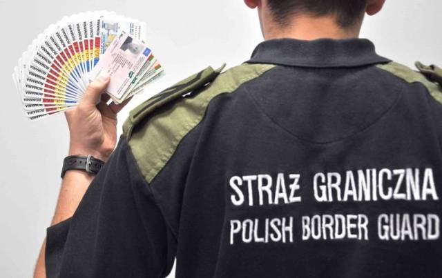 На кордоні з Польщею затримали українця з 25 фальшивими паспортами