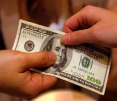 У Кракові на заправці обікрали українця на 24 тисячі злотих