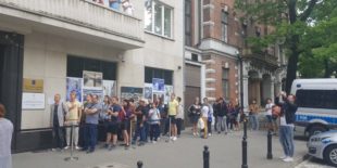 Выборы в Раду: на избирательном участке в Варшаве образовались очереди Выборы в Раду: на избирательном участке в Варшаве образовались очереди
