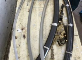 Поляк намагався перевезти в Україну шаблі