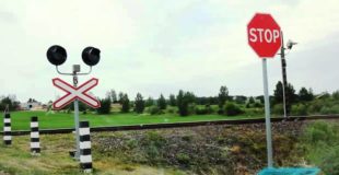 У Польщі, на нерегульованому залізничному переїзді, загинули жінка та двоє її дітей У Польщі, на нерегульованому залізничному переїзді, загинули жінка та двоє її дітей