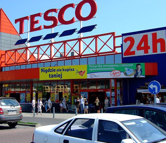 У Польщі масово закривають гіпермаркети Tesco: поспішай за знижками!