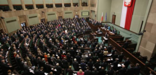 У Польщі зобов'яжуть членів сімей посадовців розкривати інформацію про майно У Польщі зобов'яжуть членів сімей посадовців розкривати інформацію про майно