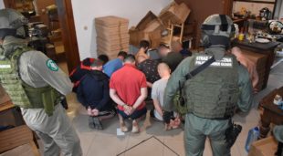 У Польщі затримали 22 громадян України за незаконне виготовлення цигарок