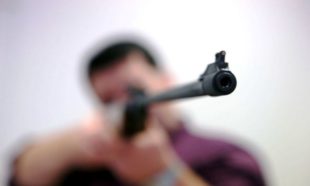 Випробовував стару рушницю-«вітрівку», а влучав у дитячі гойдалки