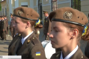 Первый звонок под военный марш: лицей им. И. Богуна впервые принял в свои ряды девушек Первый звонок под военный марш: лицей им. И. Богуна впервые принял в свои ряды девушек