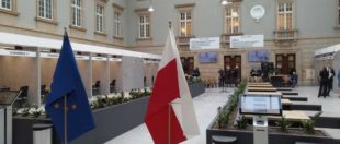 Емоції та штовханина. В «уженді» ледь не побилися через «білети» на карту побуту (відео)