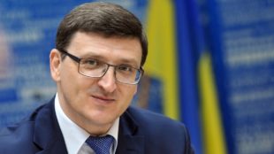 Майже половина українців готова працювати за кордоном нелегально