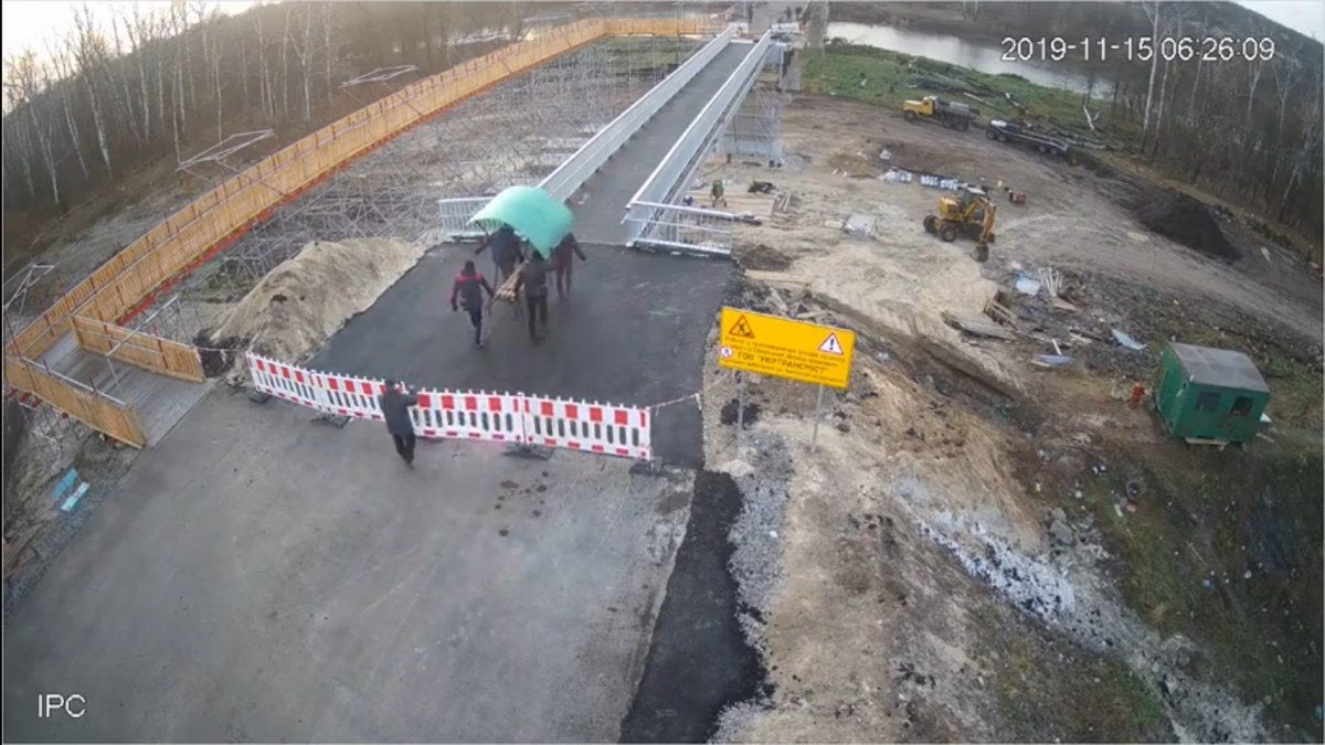 Жителі «ЛНР» вкрали лавку і інвалідні крісла з мосту у Станиці Луганській (відео)