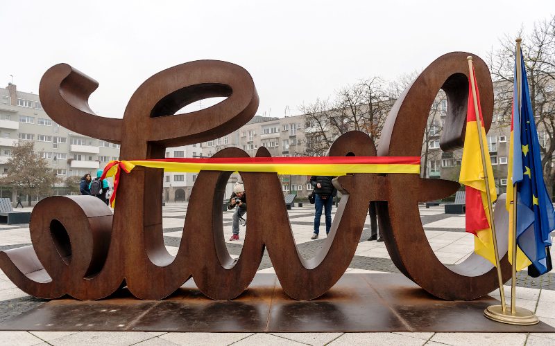 На площі Нови Тарг у Вроцлаві демонструється скульптура «LoveHate» (ЛюбовНенависть)