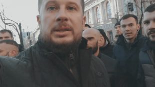 Билецкий ударил журналиста по лбу за вопрос о митингах