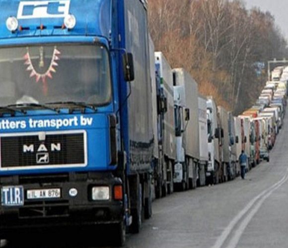На польсько-українському кордоні вантажівки стоять в черзі по… 40 годин
